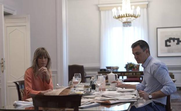 Pedro Sánchez y su esposa, Begoña Gómez, desayunan en Moncloa./THE POOL-SECUOYA