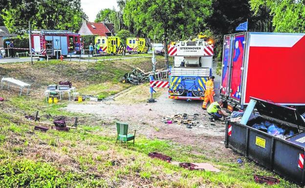 El camión (a la derecha) cayó por un terraplén y se precipitó sobre un grupo de personas que celebraban una barbacoa en la aldea de Zuidzijde.