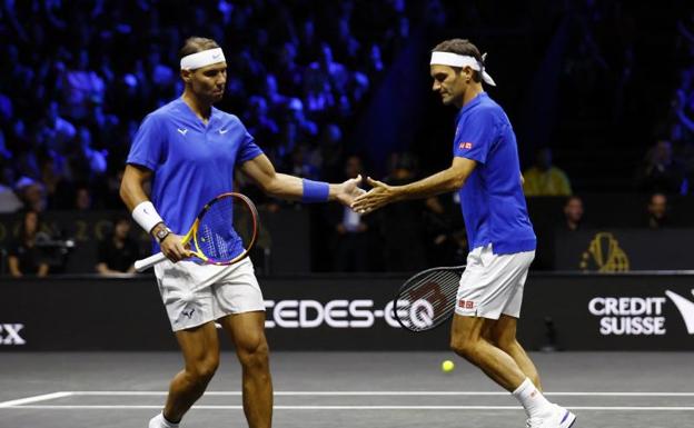 Roger Federer y Rafa Nadal se saludan durante el último partido del suizo.