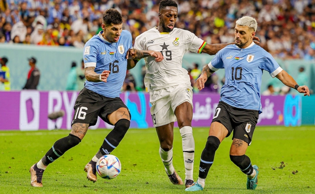Iñaki Williams pelea por el balón con dos jugadores de Uruguay. /ep