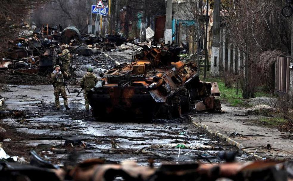 Una columna de tanques rusos destruidos en las calles de Bucha al comienzo de la invasión