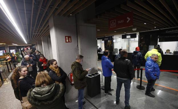 Colas para adquirir el bono de autobús a Castro en la Intermodal de Bilbao./MIREYA LÓPEZ