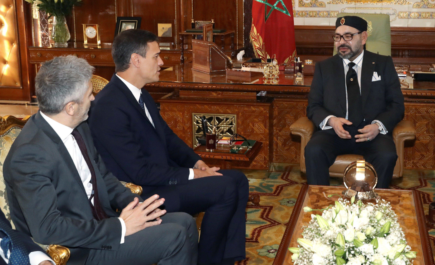De izquierda a derecha, Fernando Grande-Marlaska, Pedro Sánchez y Mohamed VI, reunidos en Marruecos en mayo de 2018./RC