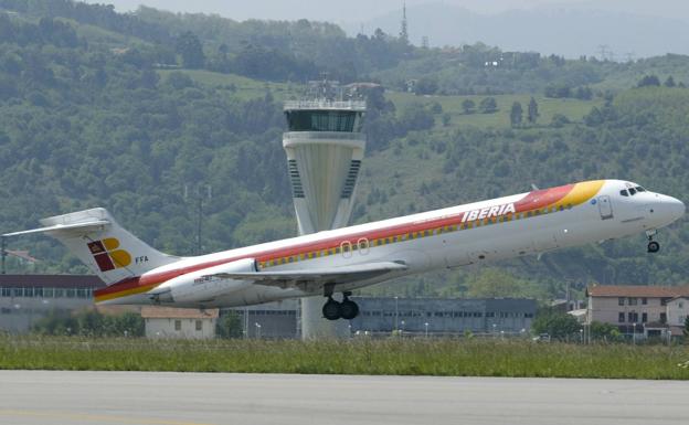 Retrasados dos vuelos en el aeropuerto de Bilbao por la caída del sistema de Iberia