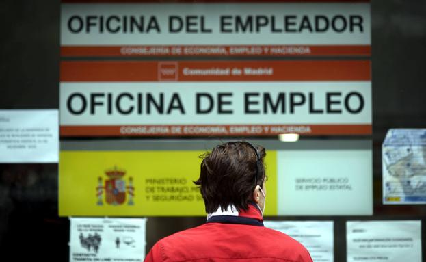 El empleo cae con fuerza y España vuelve a superar la barrera de los 3 millones de parados