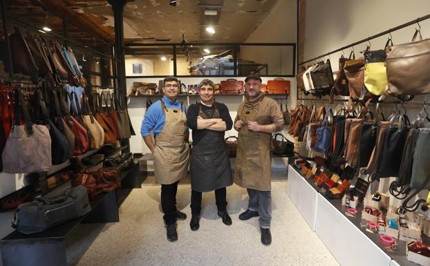 Félix, Felipe y Fernando posan delante de sus creaciones en su tienda-taller de Atxuri./mireya López